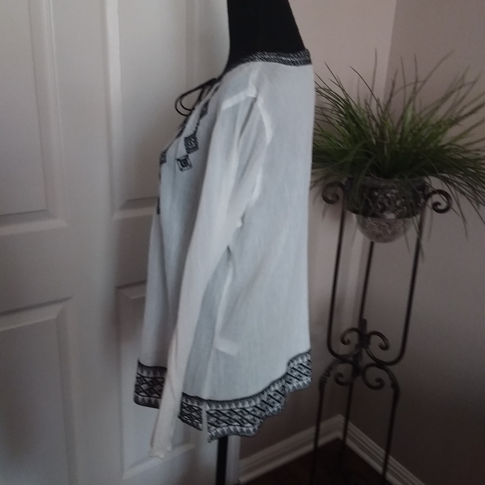 C. Wonder Ladies Black and White Tunic Top - Picture 2 of 8